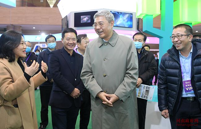 尹弘在參觀啟迪企業(yè)年展時強(qiáng)調(diào)創(chuàng)新驅(qū)動戰(zhàn)略