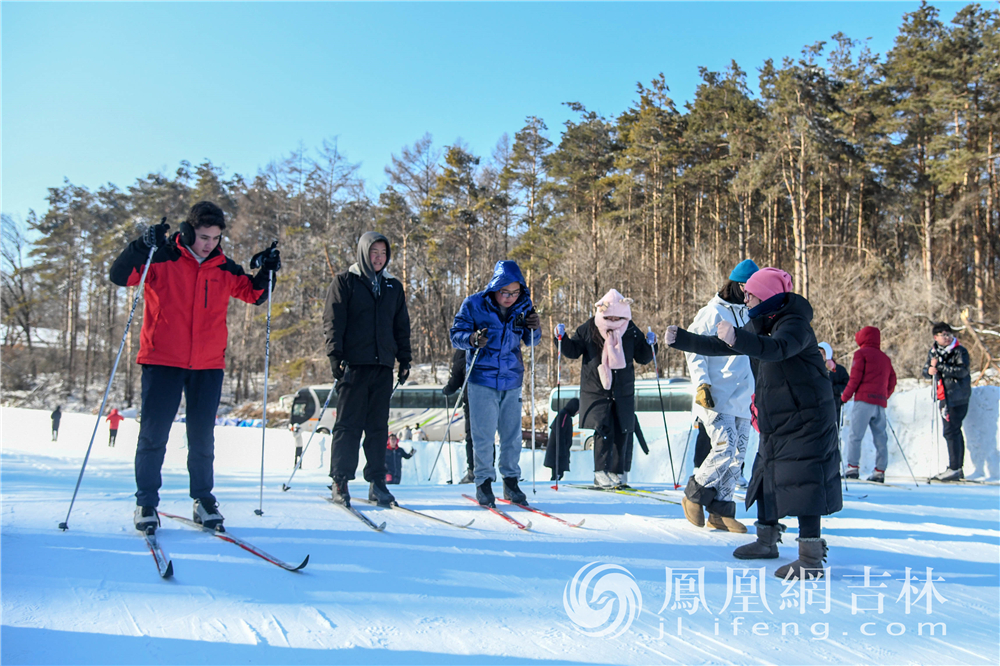 在长春净月潭内，大学生在上滑雪课。梁琪佳摄