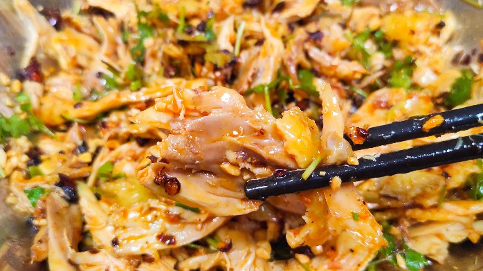 大厨分享饭店手撕鸡秘诀香辣过瘾皮脆肉嫩一整只鸡不够吃