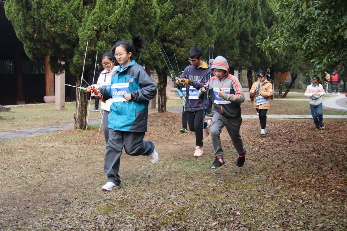 无线电测向运动又叫"无线电猎狐",是一项趣味横生的科技体育活动.