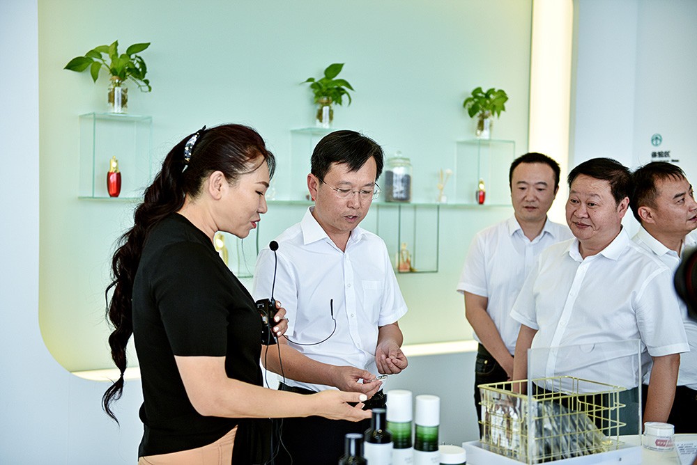 (李伟成董事长介绍四川丽妍工坊生产的化妆品与护肤品)