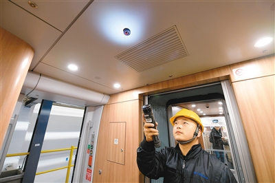 车厢通道区域设置全景摄像机 记者 翟小雪 摄