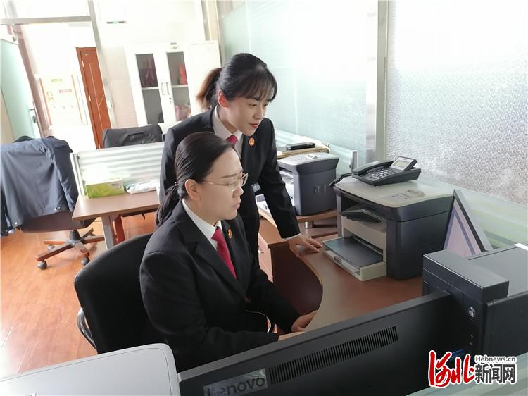 图为保定市中级人民法院执行局法官正在使用自动化系统办理案件。董浩天摄