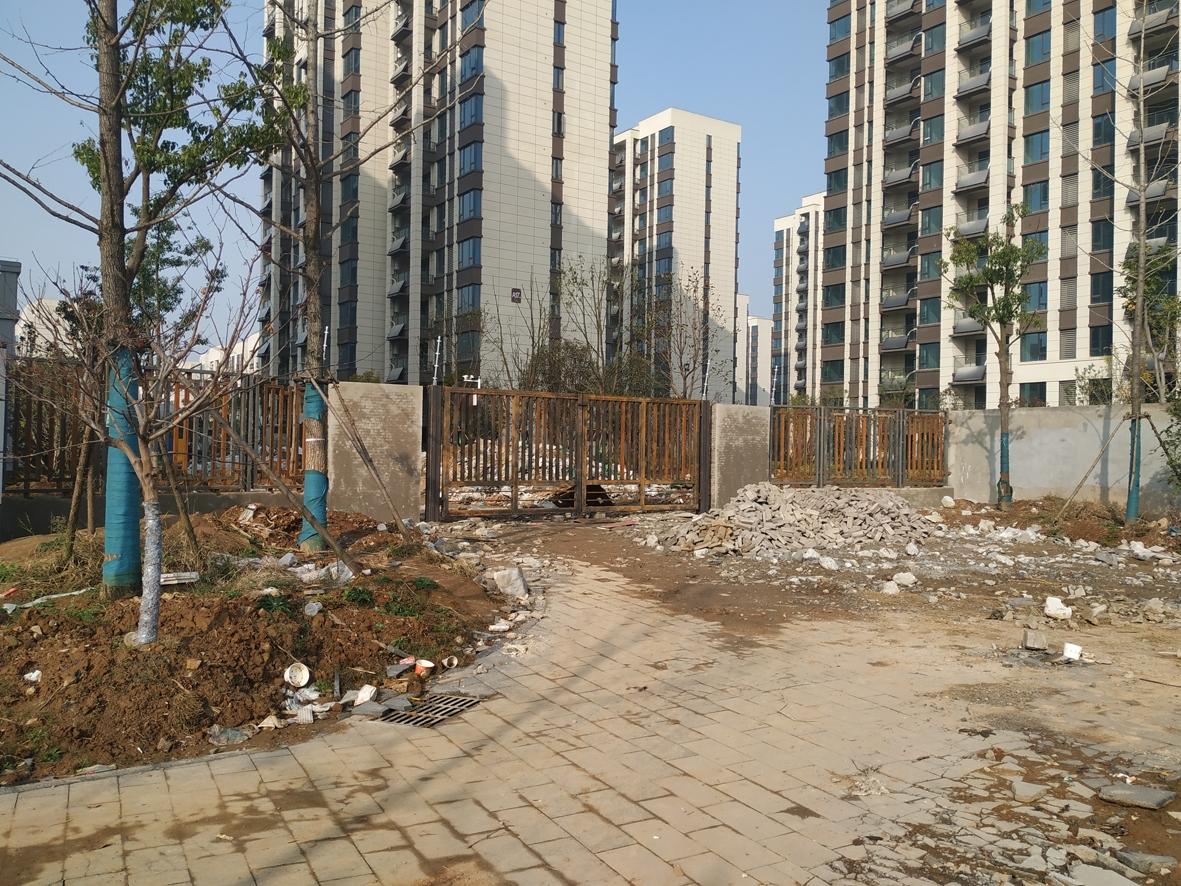 拆掉云阶门后安装的铁门