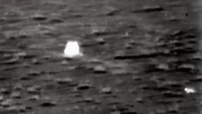 嫦娥五号返回器成功着陆！空中看地面搜索队抵达 小动物意外抢镜