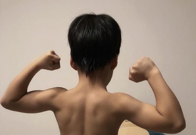 吴所谓秀手臂肌肉