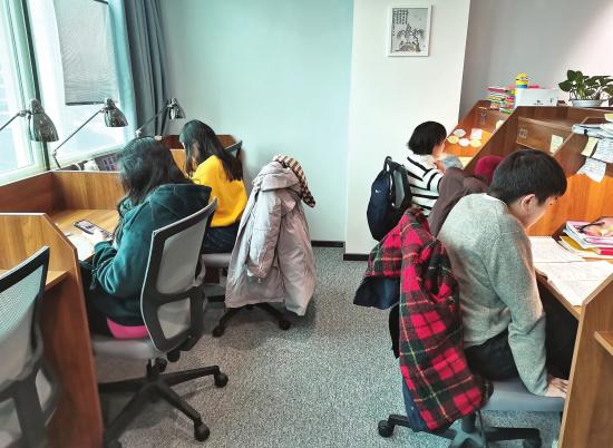 12 月 15 日，长沙侯家塘书山有路自习室，市民正在享学区内考研复习。图 / 潇湘晨报记者易思含