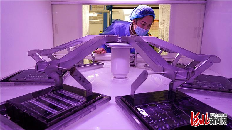 秦皇岛星箭特种玻璃有限公司技术人员在生产线上工作。 通讯员王继军摄