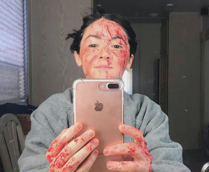 孤儿怨前传杀青女主晒带妆幕后照满脸是血