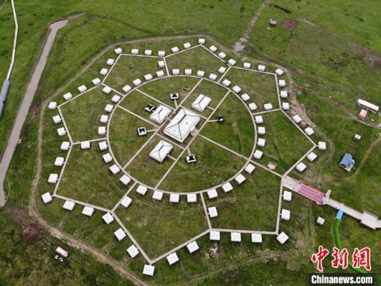 图为航拍甘肃省甘南藏族自治州碌曲县尕海镇尕秀村帐篷城景区。(资料图) 杨艳敏 摄