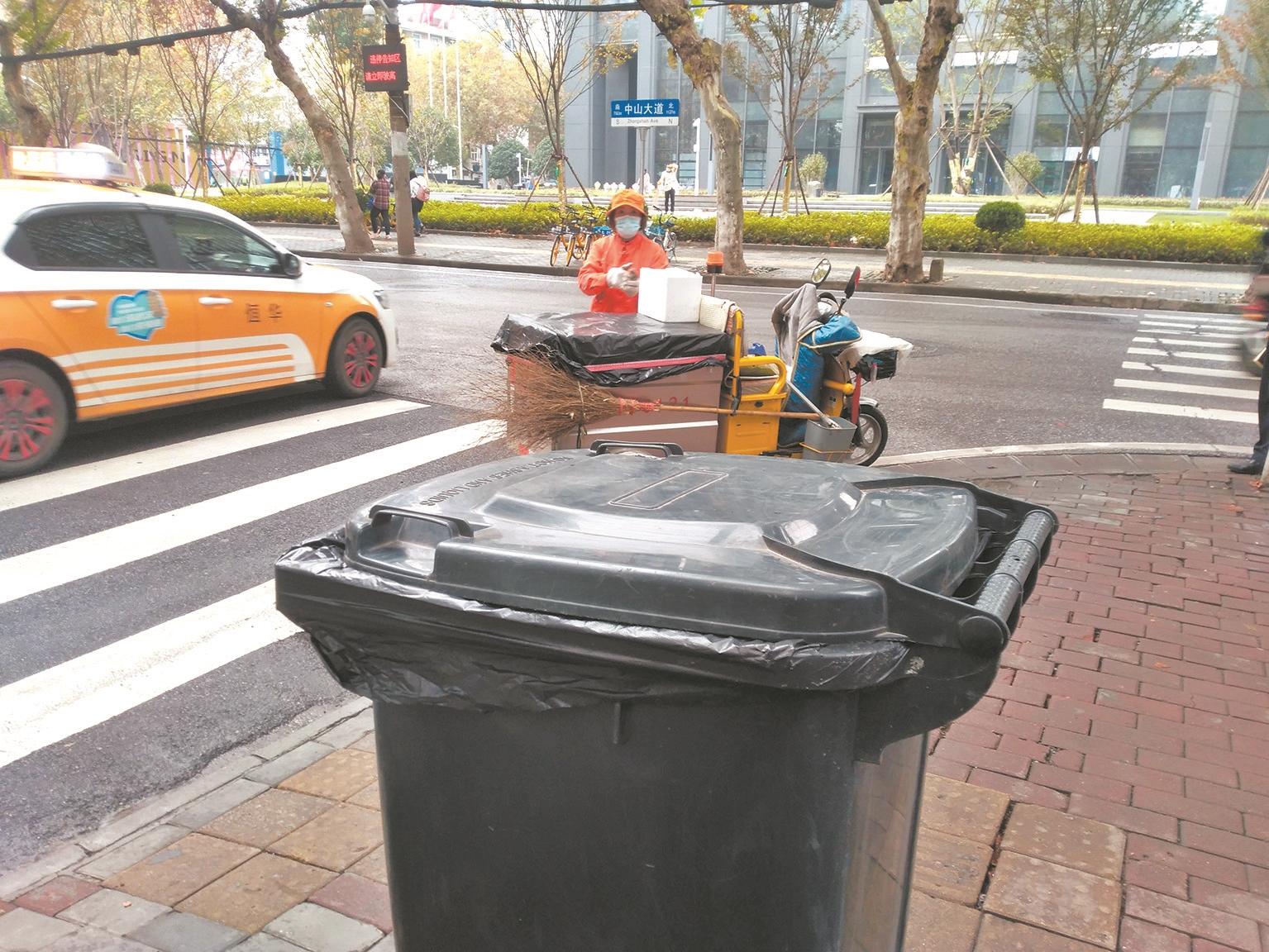 环卫工清理街头暴露垃圾