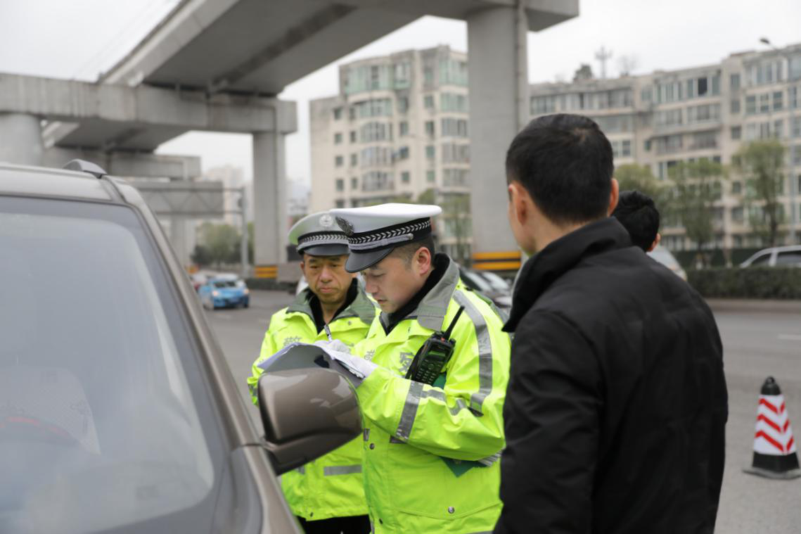 民警开展排查工作