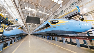 CR300BF型“复兴号”动车组将在国内首次上线 记者 翟小雪 摄