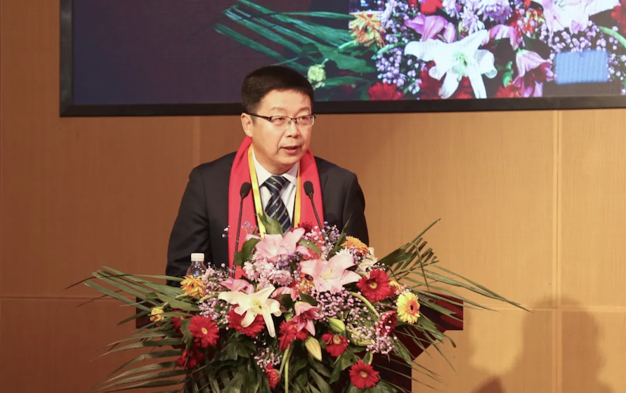 青大附院院长董蒨主持仪式