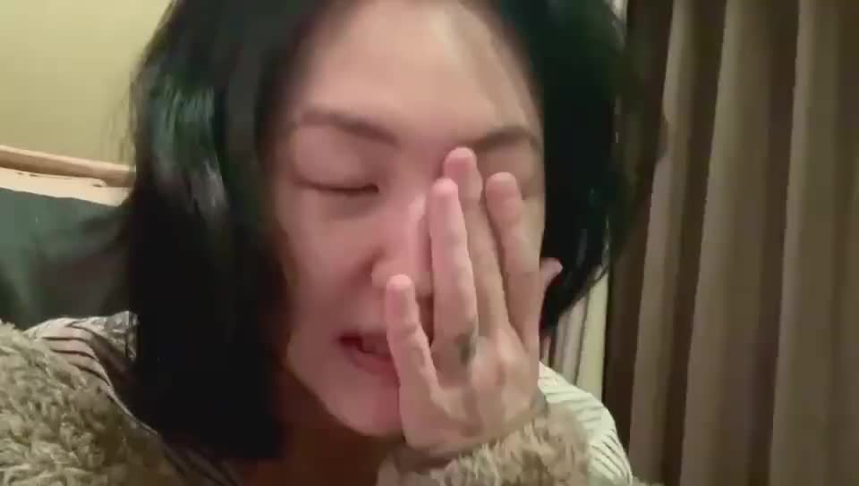 小s看《鬼灭之刃》哭到全身颤抖，整个口罩里都是水