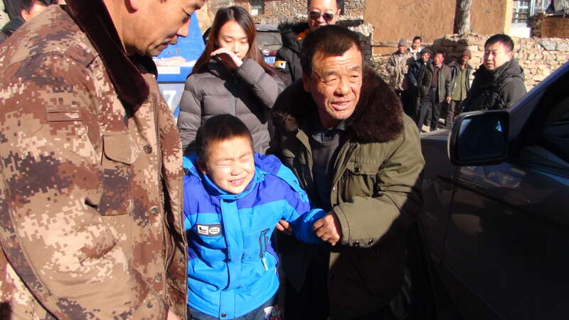 棒少年野草一般的孩子向阳生长