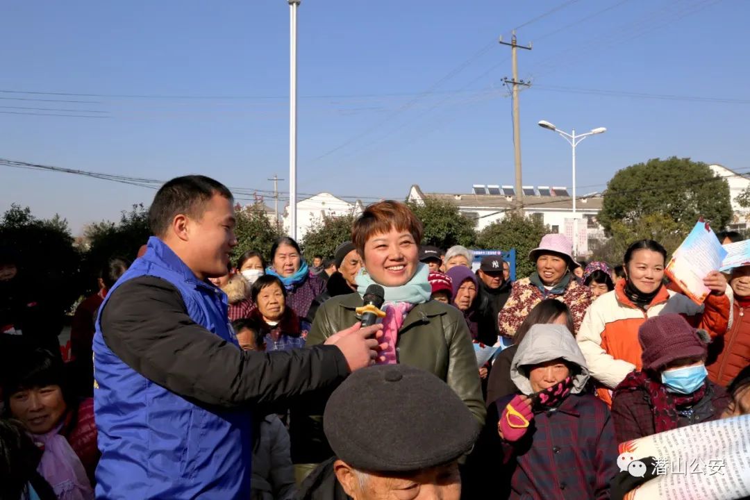 刘雪原深入潜山市余井镇,指导"普法宣传大篷车"宣传工作.