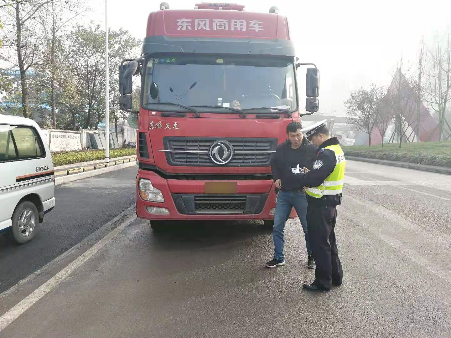 民警对驶入辖区的渣车进行排查