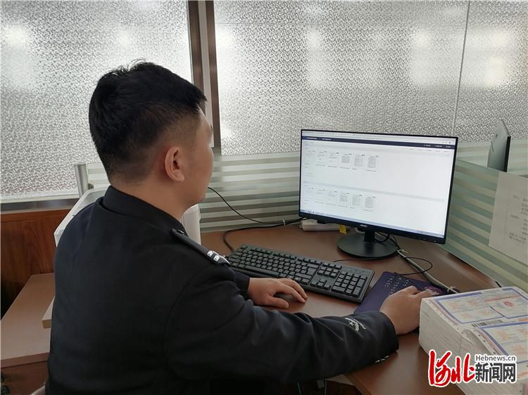 图为保定市中级人民法院执行局干警正在使用自动化系统批量处理案件。董浩天摄