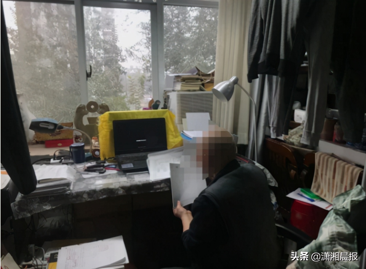 男子杀妻留下55万债务，9岁孤女被判还债成老赖，女孩外公发声_凤凰网