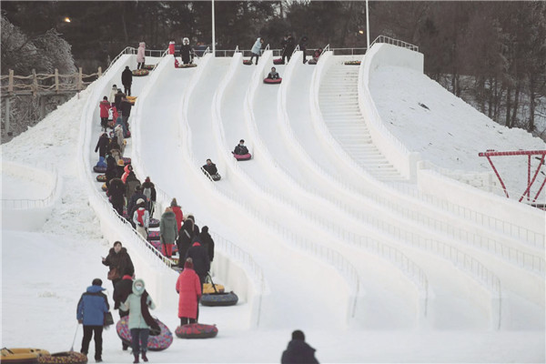 游客们排队玩雪滑梯. 张扬 摄