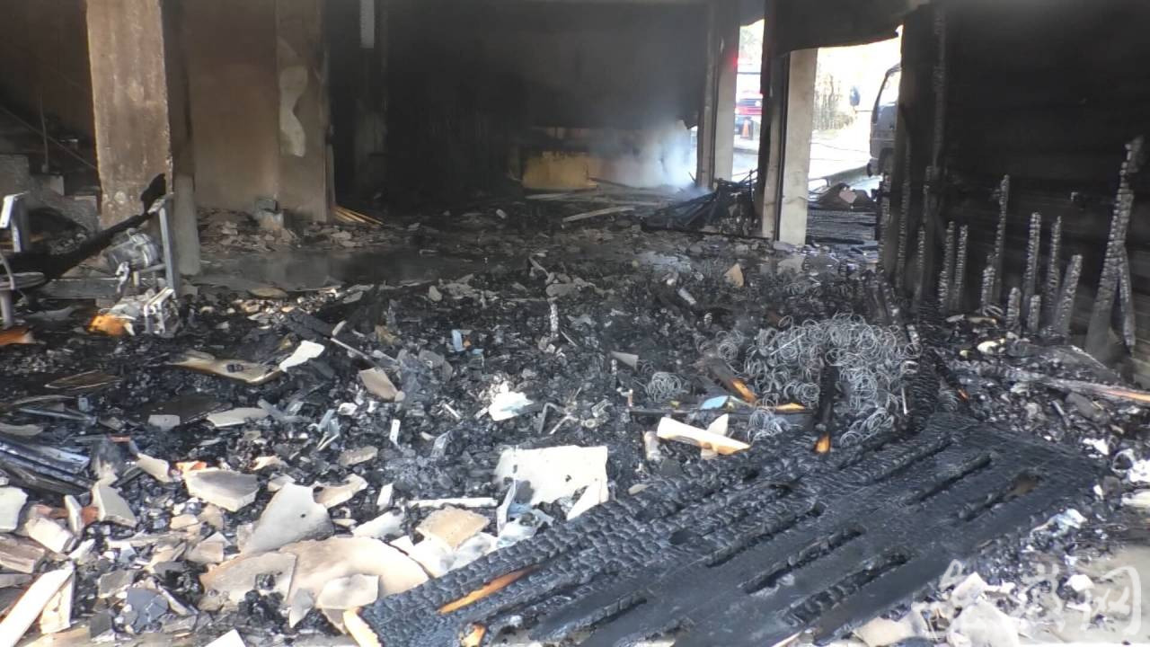 池州一沙发厂突发大火消防紧急处置