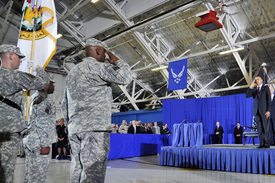 2011年12月20日，美国总统奥巴马在华盛顿郊外的安德鲁斯空军基地，欢迎驻伊拉克美军司令劳埃德·J·奥斯汀三世及最后一批驻伊美军归国。
