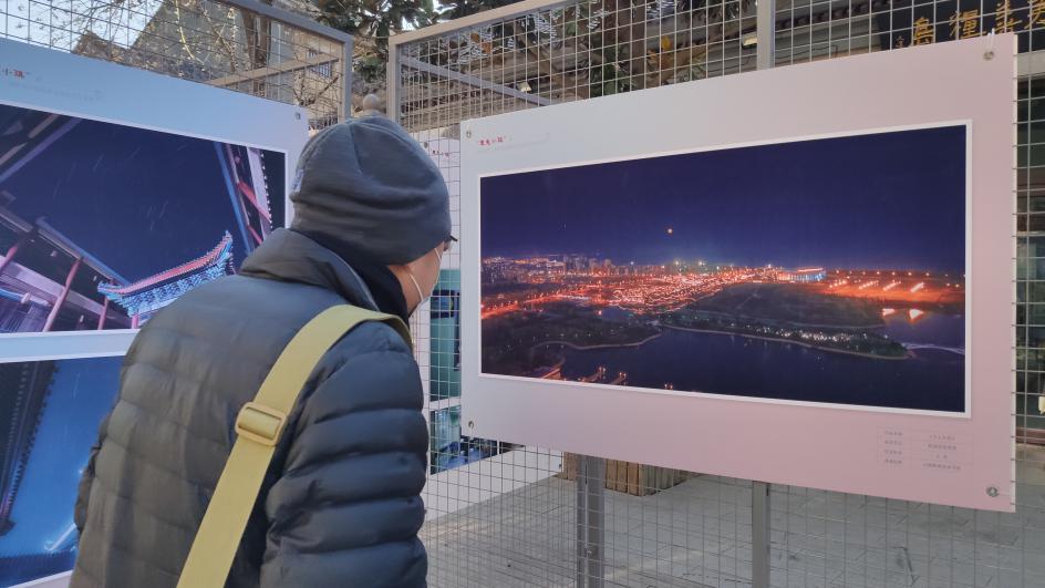 一位市民观看获奖作品