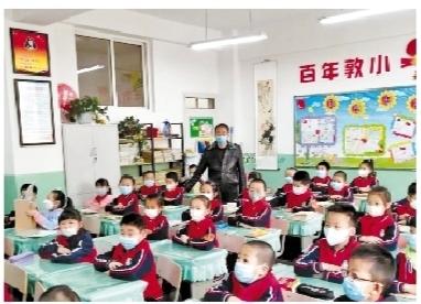 敦煌路小学学生正在上课