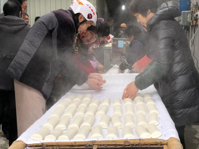 浙江象山年味渐显民众打年糕开启别样年货制作