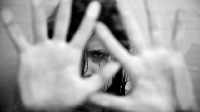 印度男子赌输后，强迫妻子与他人发生性关系，随后泼酸将其“净化”