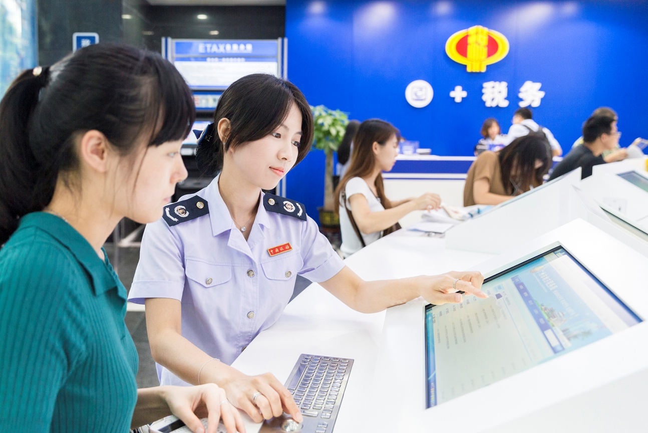 图为广州市天河区纳税人在办税服务厅e+税务智慧服务区网上办理涉税业务