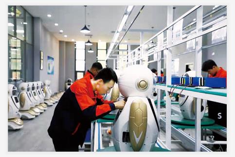 创泽智能机器人（甘肃）有限公司的技术人员正在组装机器人