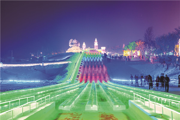 长春冰雪新天地的496米长的激情大滑梯。 张扬 摄