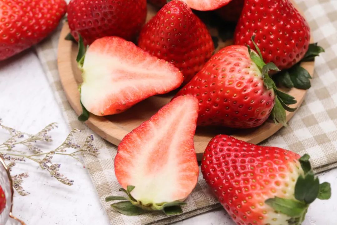 如鸡蛋大的牛奶草莓,甜到发指,一辈子一定要吃一次