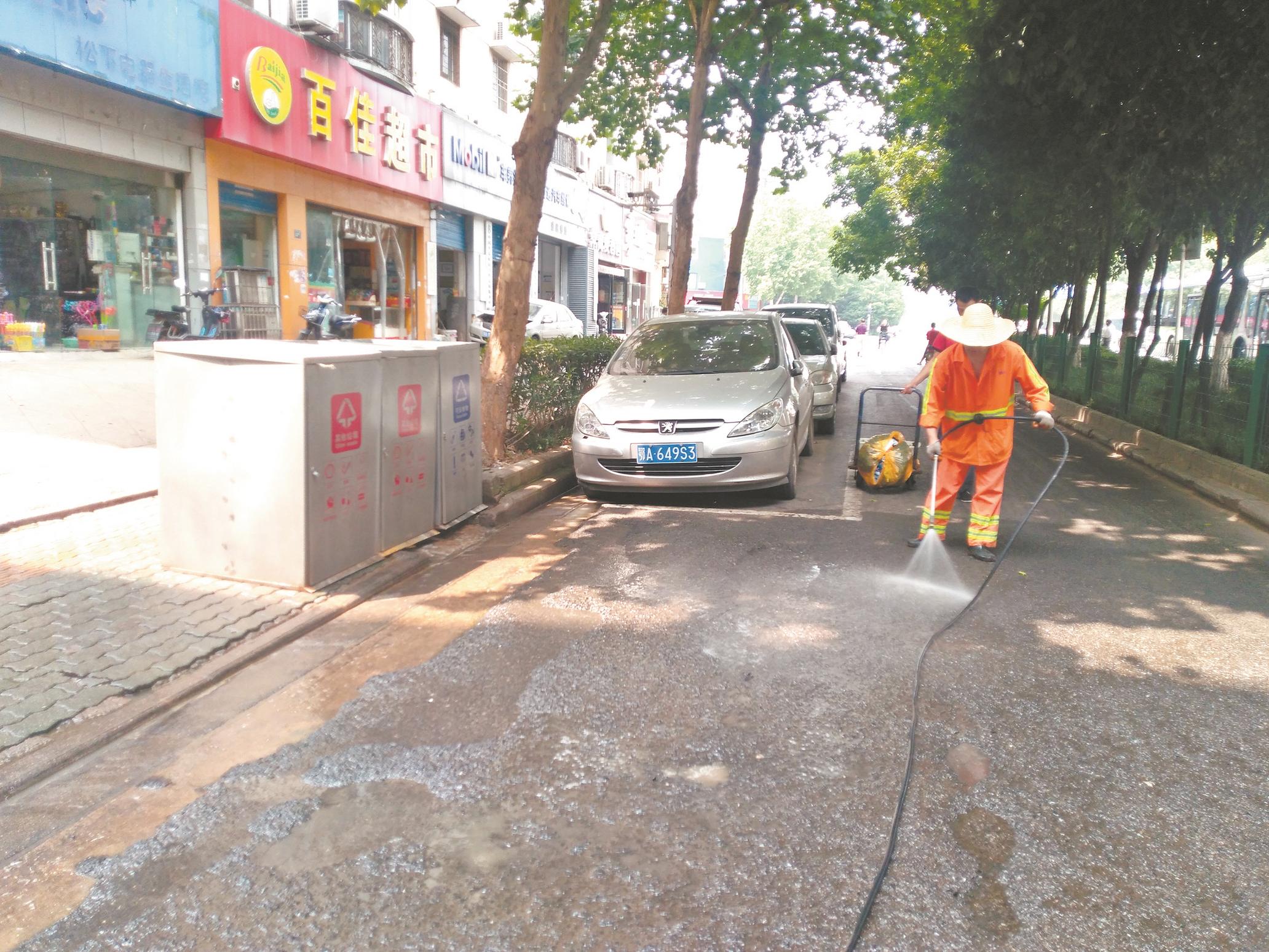 环卫工冲洗路面“黄汤”