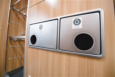 车厢内的分类垃圾箱 记者 翟小雪 摄