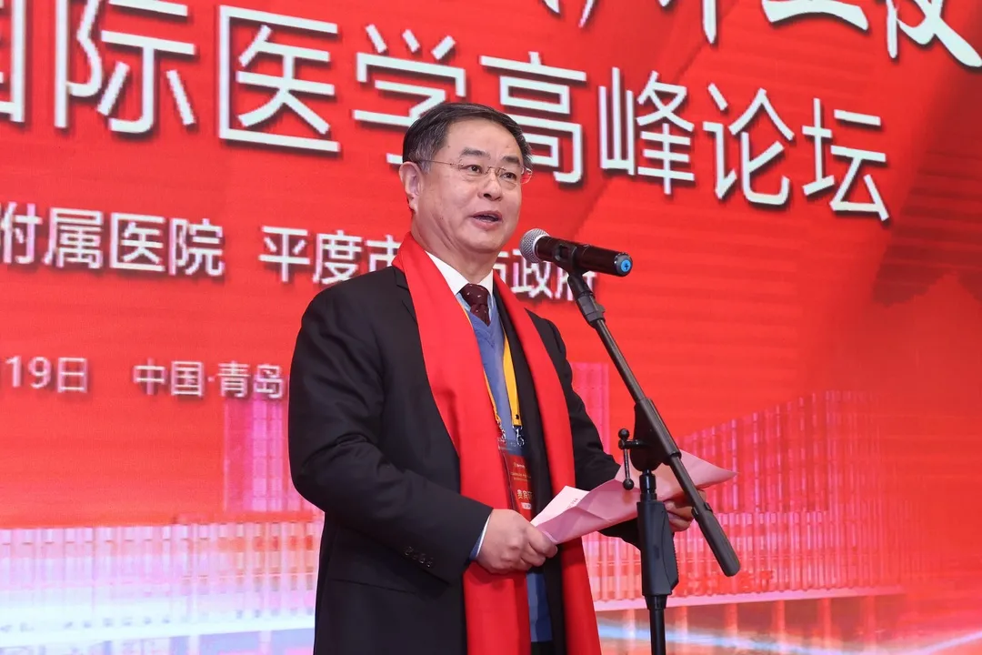 青岛大学校长夏东伟致辞。他表示，青岛大学将充分发挥综合大学的学科优势，一如既往地支持附属医院发展，使之成为高质量医学人才培养基地、高水平医疗技术和医学理论发源地、名医和大师汇聚地。也希望医院以平度院区开业为新的契机，全面提升医疗服务水平，助力青岛创建国家区域医疗中心，建设长江以北地区一流医疗中心城市，为广大人民群众的健康福祉做出新的更大贡献。