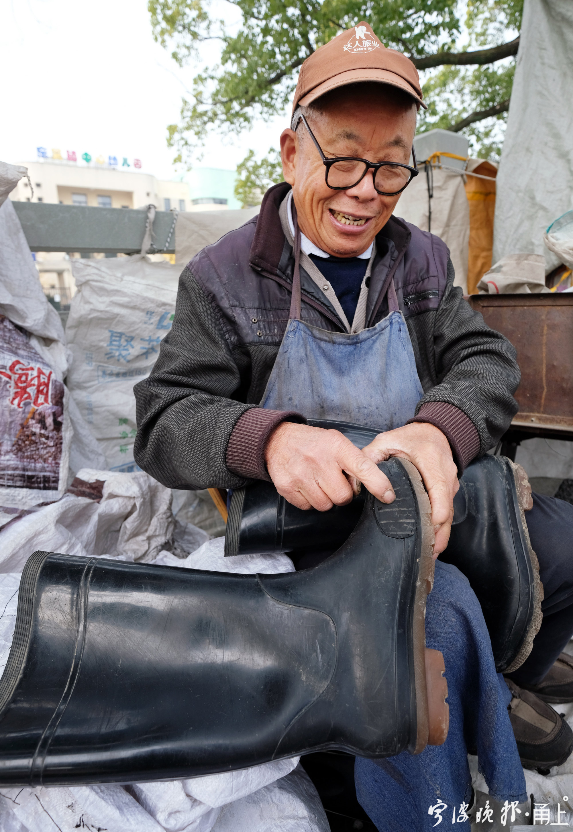 鄞州76岁老师傅补鞋近50年他的手艺