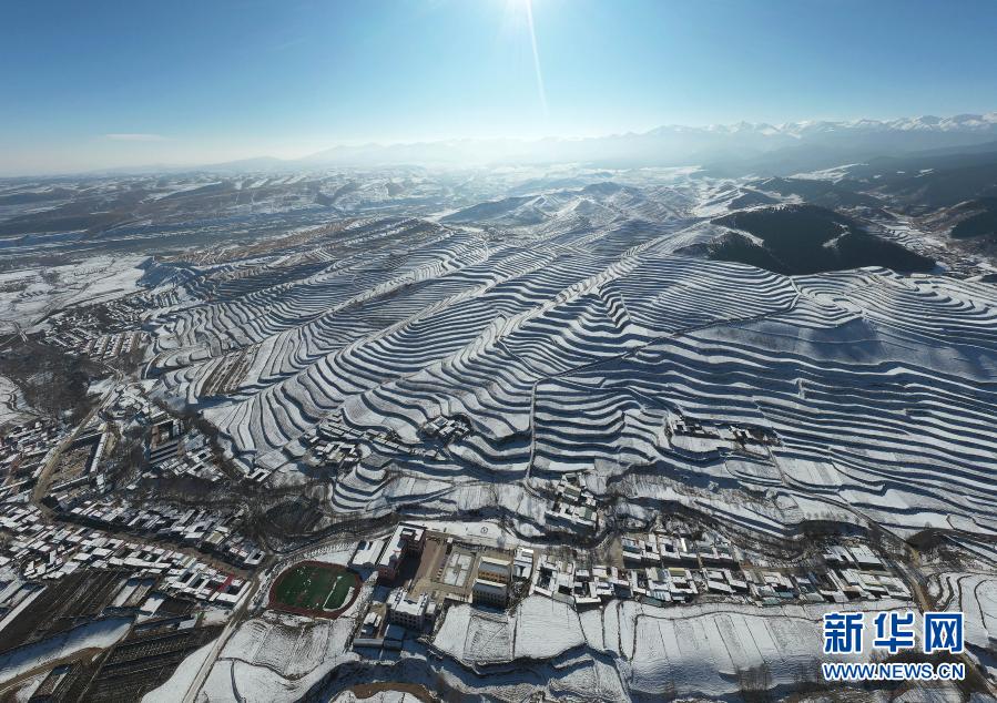 大雪时节，位于祁连山东端的甘肃省武威市天祝藏族自治县瑞雪初霁，景色迷人。新华社发（姜爱平 摄）