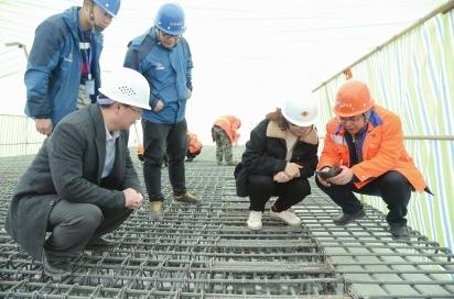 “五支劲旅”协同作战，加快施工进程。本报通讯员 韩智琼 摄