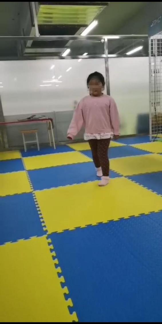 哈医大四院儿童康复中心专家错误坐姿可能导致孩子内八字