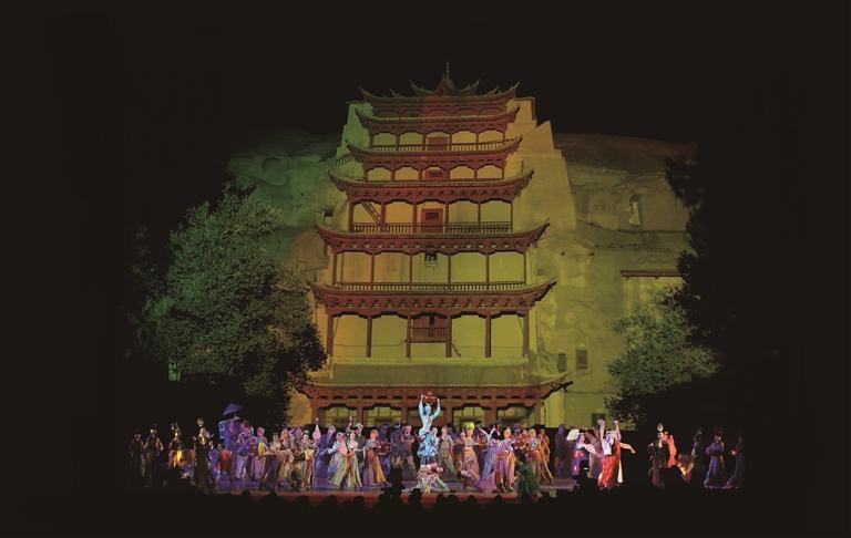 2011年8月30日，《大梦敦煌》在敦煌莫高窟九层楼前实景演出。吴平关 摄