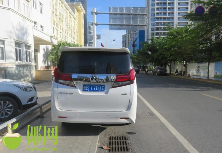 違法地點:吉陽區月川中路段違法時間:12月16日車牌號:瓊bav121