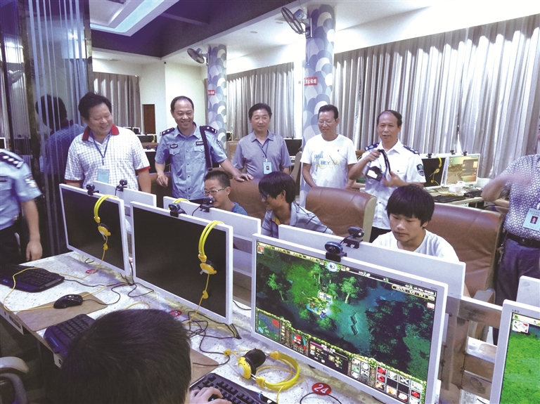 统一进行培训,统一印发胸牌,持证上岗,坚持常规巡查,节假日重点查