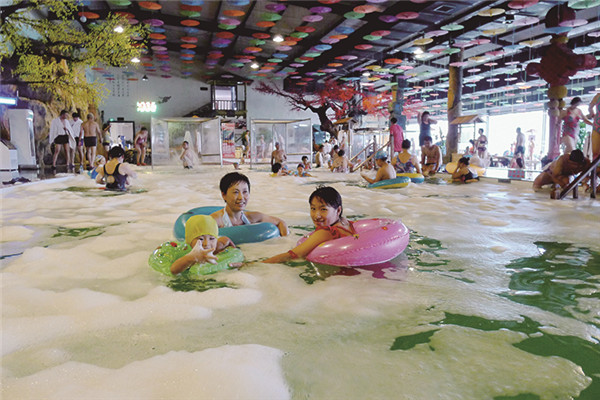 冬日里天怡温泉吸引了众多游客。 张扬 摄