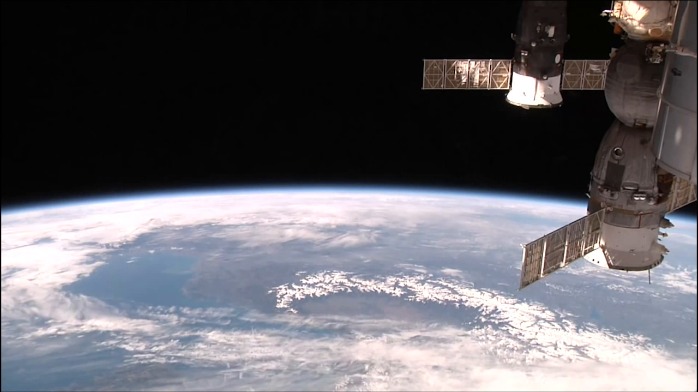百看不厌太空看地球国际空间站正在飞越意大利上空