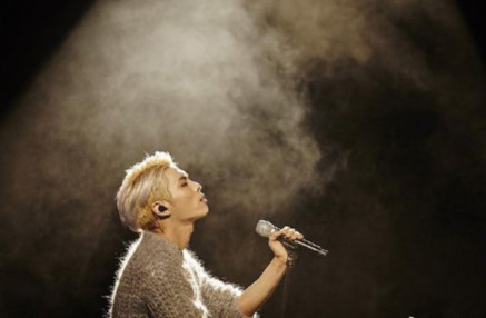 shinee官方账号发布金钟铉生前舞台照悼念官方在发布悼