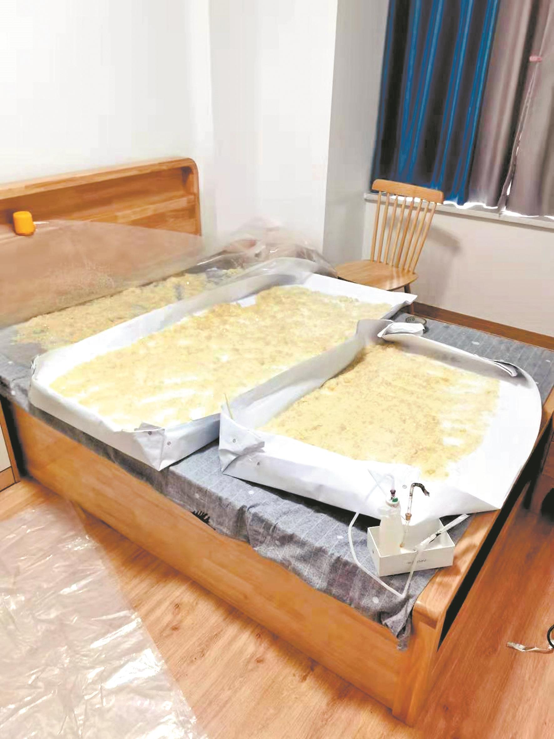 在床上摊铺晾晒的冰毒