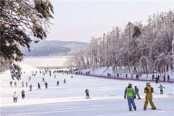 在净月潭滑雪场，“雪友”们激情畅滑。 张扬 摄